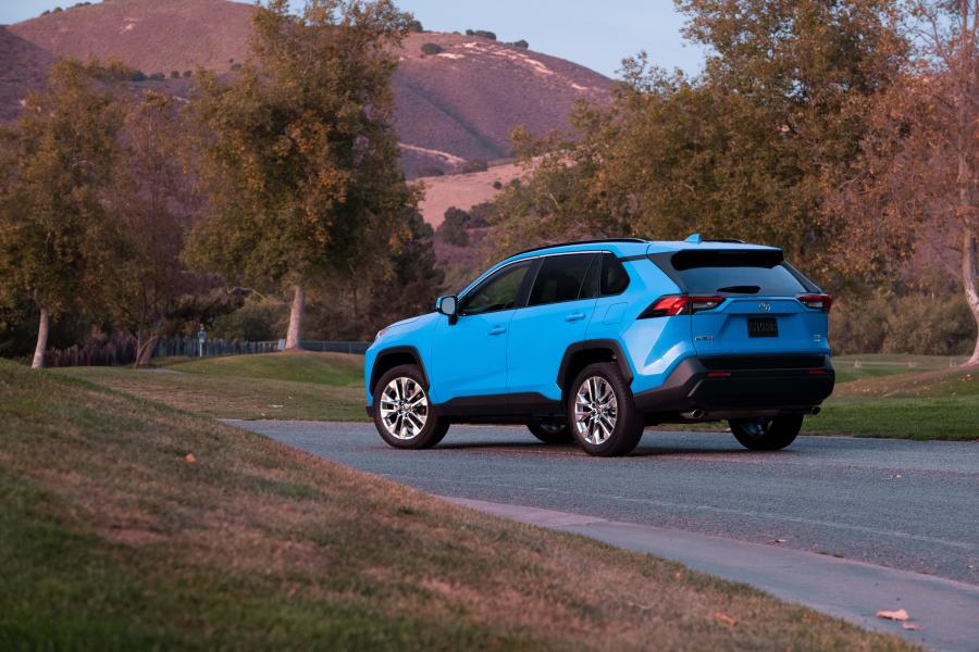  Toyota RAV4 XLE AWD 2018 года  (NA) (фото 2 из 34)